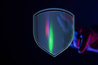 Elleri siber güvenliği korumak için uzanan dijital kalkan kavramı