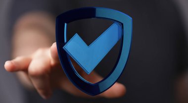 Üzerinde işaret olan bir kalkanı tutmak, siber güvenlik kavramı.