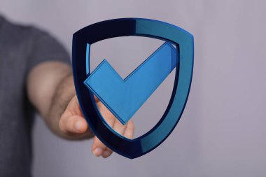 İşaretli İşaretleme Simgesi Konsepti olan Dijital Kalkan Tutan Kişi