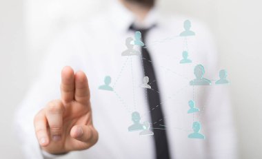 İş adamı ekranda dijital sosyal ağ konseptiyle etkileşime geçiyor