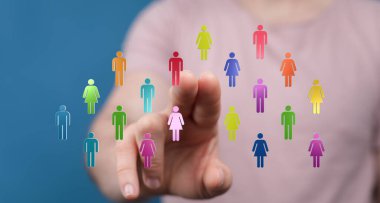 Bir parmak ucuyla birbirine bağlı çeşitli dijital topluluk: Küresel ağ