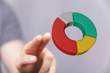 Renkli 3D pasta grafiğine işaret eden adam, iş ve finans kavramı