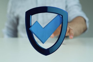 İşaretli kalkan sembolü, güvenlik, koruma ve güven kavramı.