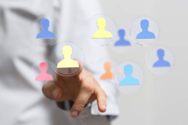 Dijital insan simgeleriyle ağ ve sosyal medya kavramı