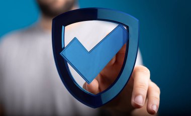 Güvenlik ve güvenlik işaretli mavi bir kalkan tutan adam.