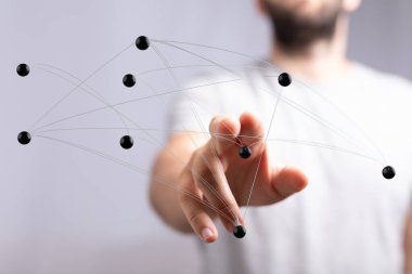 Dijital Ağ Bağlantılarıyla Etkileşen Adam