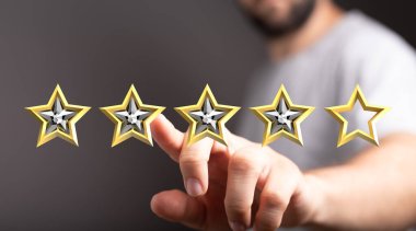 Adam beş yıldızlı dereceye dokunuyor, kalite ve gözden geçirme