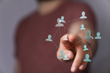 Elle sosyal medya kavramına işaret eden dijital ağ bağlantısı