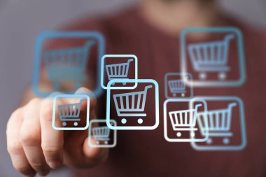 Çevrimiçi alışveriş kavramı: Dijital alışveriş arabalarına dokunan kişi