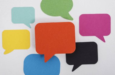 Beyaz arkaplanda yaratıcı bir kompozisyonda renkli konuşma baloncukları