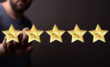 Beş altın yıldız, mükemmel müşteri hizmetlerini gösteriyor.