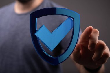 Güvenlik ve onay için dijital kalkan işaretleriyle etkileşim halinde olan bir adam