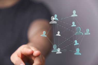 Soyut insan simgelerine elle işaret edilen dijital ağ bağlantısı