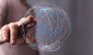Küresel bağlantıyı ve ağı temsil eden dijital bir küreye dokunan kişi