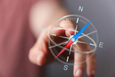 Yönlendirme ve Yolculuk İçin Kılavuz El Bir Pusula Dokunuyor