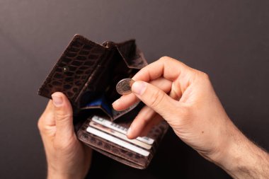 Kahverengi Deri Cüzdana Para Koyan Adam