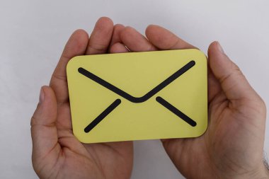 Sarı zarfı tutan, mesaj alan ya da gönderen