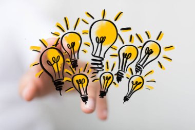 Parlak Fikirler: Çoklu Ampul Çizimleri El Tutuşu