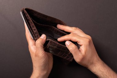 Boş Cüzdan Ellerde: Kırık, Yoksulluk, Mali Sorunlar Konsepti