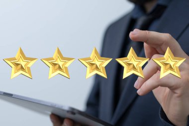 Pozitif müşteri geribildirim, değerlendirme ve değerlendirmeyi temsil eden beş altın yıldız