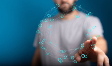 Bağlantı noktaları ve veri aktarım konseptiyle dijital ağa dokunan adam