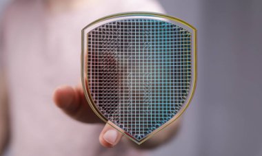 Siber güvenlik koruması gösteren biri tarafından tutulan dijital kalkan kavramı