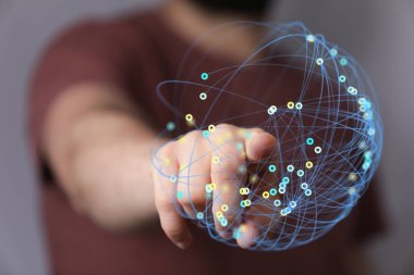 Küresel bağlantı ağını temsil eden bağlı dijital küreyi gösteren adam