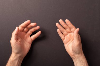 Açık Eller Karanlık Arkaplanda Uzanıyor