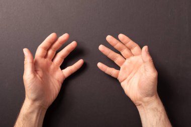 Açık Eller Karanlık Arkaplanda: Minimalist Hareketler