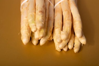 Altın Arkaplanda Taze Beyaz Kuşkonmaz Paketi