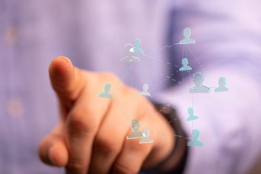 İnsan simgelerini gösteren eliyle dijital ağ bağlantısı