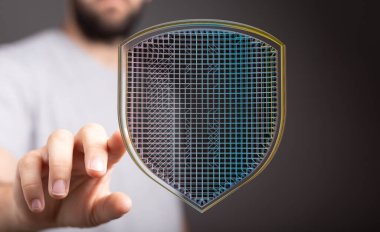 Verileri dijital kalkan ile koruyan adam, siber güvenlik kavramı