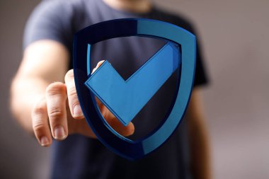 Koruma için güvenlik kalkanına işaret eden bir adam.