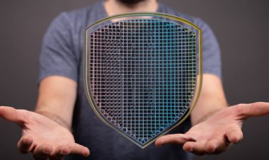 Adamın elinde koruma ve güvenlik kavramını temsil eden dijital bir kalkan var.