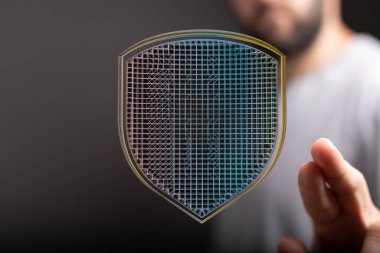 Dijital kalkan insan dokunuşuyla veri ve bilgi siber güvenlik kavramını korur