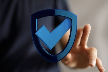 İşaretli Sembol ile Dijital Mavi Kalkanı İşaretleyen Kişi