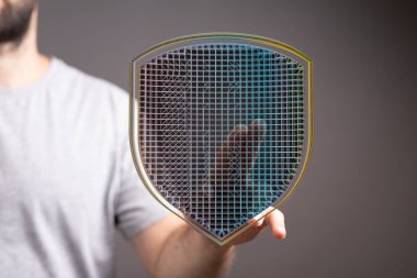 Eldeki kalkan veri koruması, güvenlik ve siber savunmayı simgeliyor