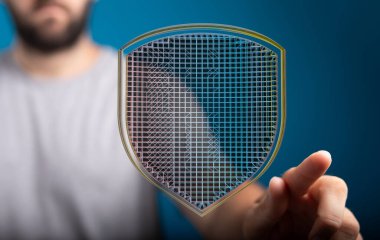 Veri güvenliğini temsil eden dijital kalkan koruma kavramı