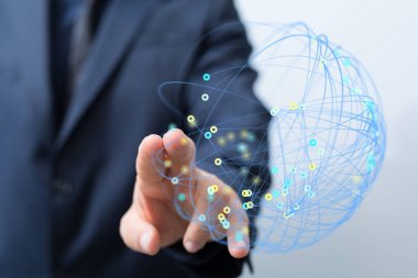 İş adamı küresel ağa dokunarak bağlantı ve teknolojiyi sembolize ediyor