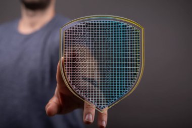 Dijital güvenlik kalkanı konseptine sahip adam: Siber güvenlik ve veri koruması