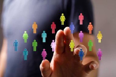 İnsanların simgeleri ve bağlantılarıyla dijital sosyal ağ arayüzüne dokunmak