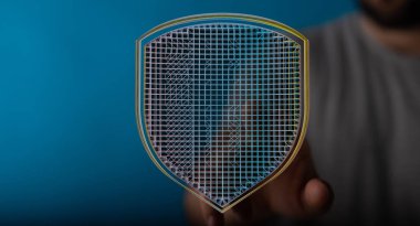 Bir kişi tarafından tutulan soyut dijital kalkan. Veri koruma kavramı.