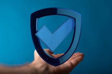 El ele tutuşmak, güvenlik ve koruma kavramını simgeliyor.