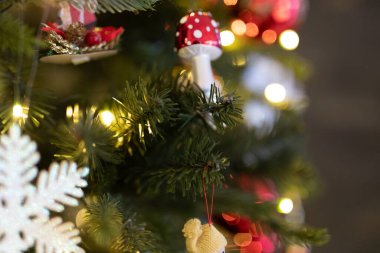 Noel Ağacı Süslemeleri ve Işıklarının Yakın Çekimi
