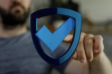 Korunma garantisi işaretli dijital kalkan kavramına dokunan adam.