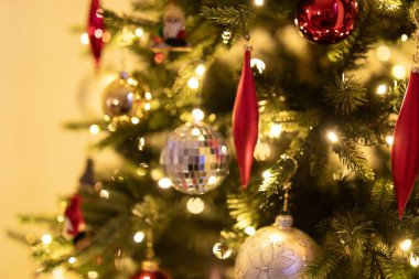 Noel Ağacı Süslemeleri ve Işıklarının Yakın Çekimi