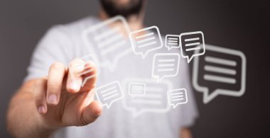 İletişim ve bağlantı kavramını temsil eden sohbet baloncuklarına dokunan adam