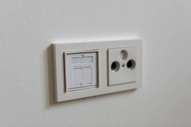 Beyaz Işık Anahtarı ve Çıkış 'ı Beyaz Duvara Kapat