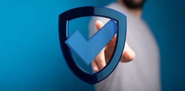 İşaretli dijital güvenlik kalkanını gösteren bir adam.