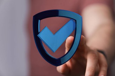 Kontrol işareti, güvenlik, güven veya anlaşma içeren dijital kalkanlara dokunmak